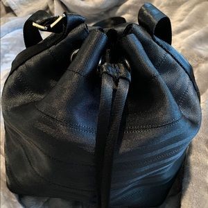 Harvey’s Seatbelt bucket hopper